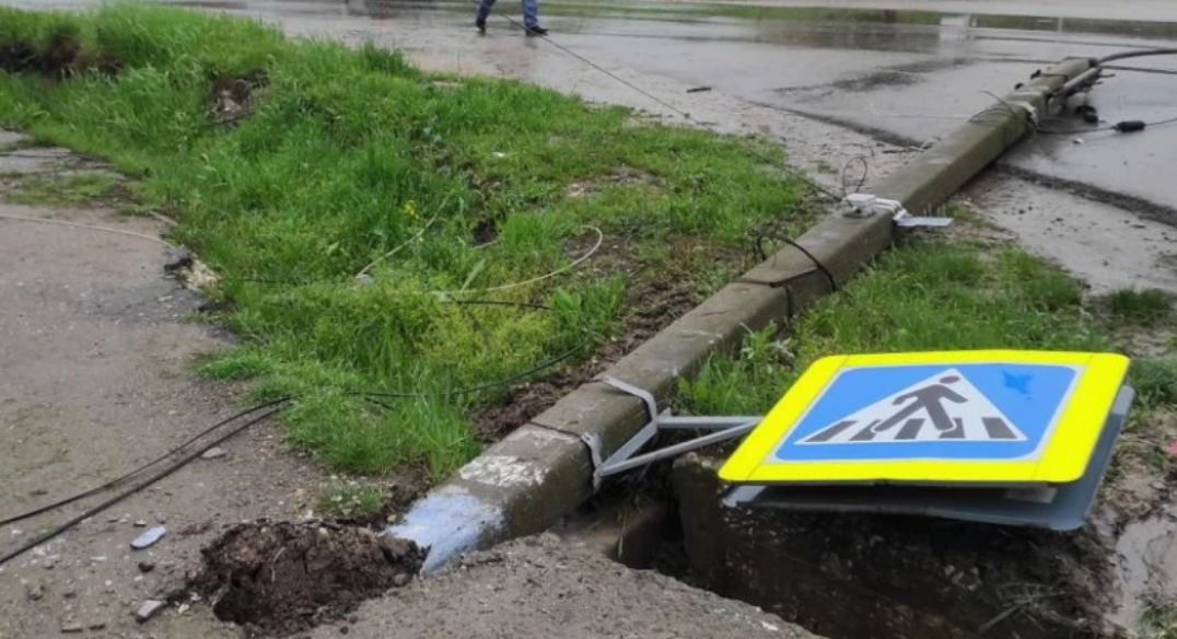 В Бессарабке грузовик повалил столб.