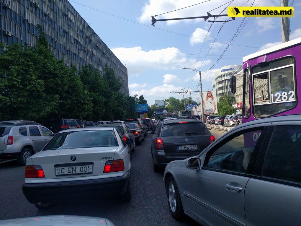 Центр Кишинева встал в многочисленных пробках.