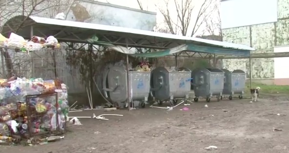 В Бельцах на мусорных контейнерах появились портреты Усатого.