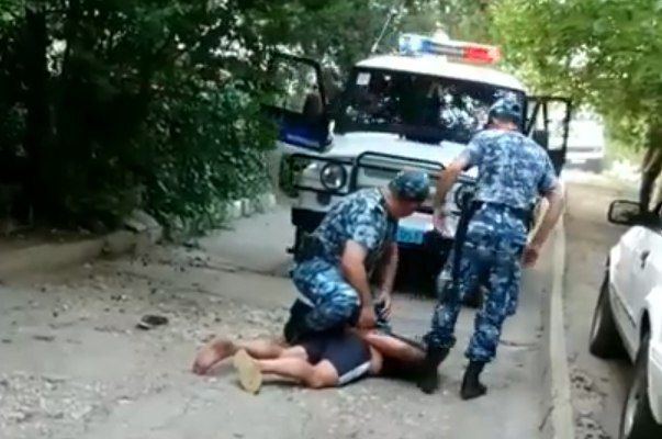 На кадрах видно, как задержанный мужчина, не представляющий опасности, получает удар по голове.