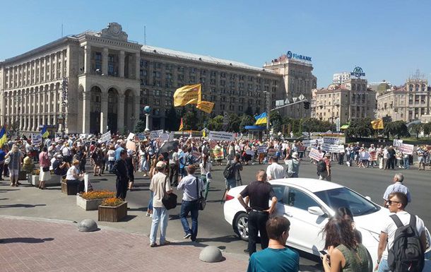 Недовольные вкладчики перекрыли Крещатик.