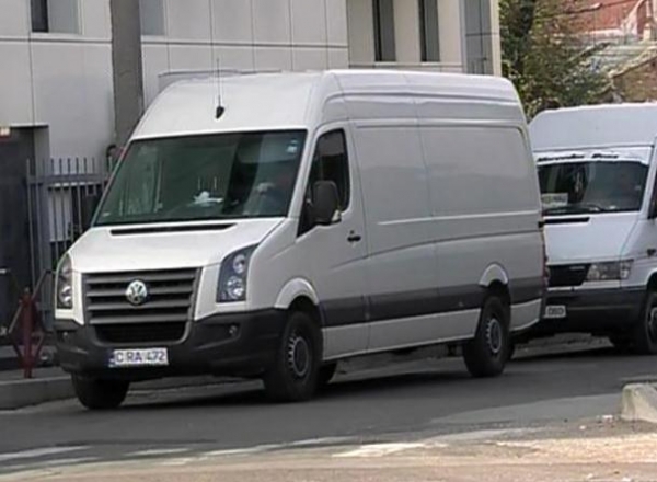 Un barbat din Romania a dat foc masinii sale dupa ce politia de frontiera de la Albita i-a depistat in autoturism tigari de contrabanda.