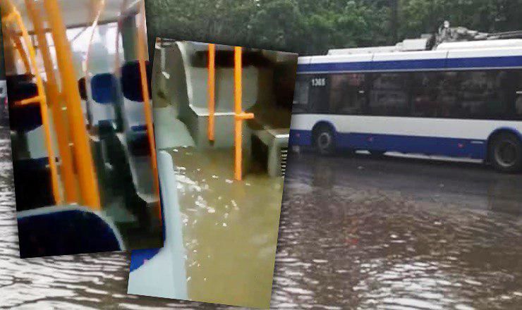Салон столичного троллейбуса затопило дождевой водой.