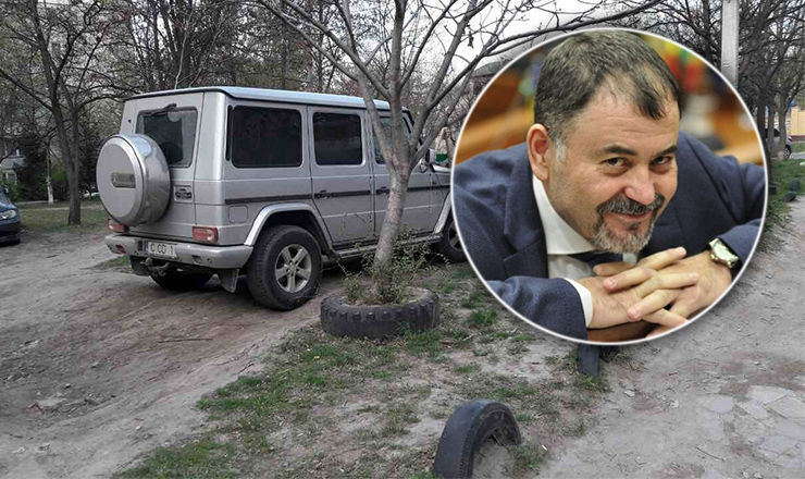 Машина экс-министра обороны Анатола Шалару замечена неправильно припаркованной во дворе одного из столичных жилых домов.