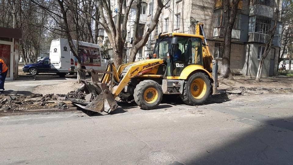 В секторе Рышкановка ремонтируются тротуары и проезжая часть дороги.