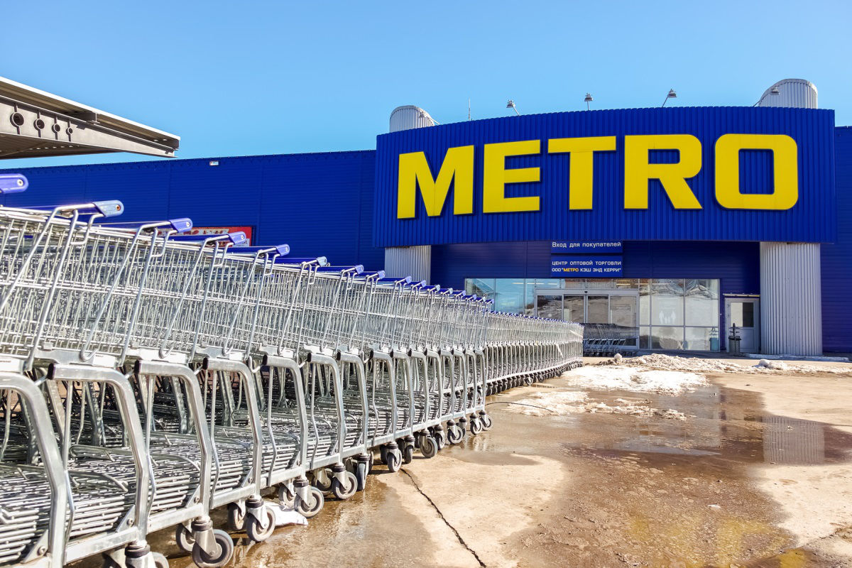 В России торговая сеть Metro отменила вход по карте гостя.
