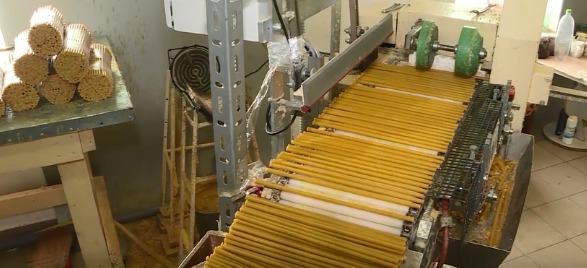  В монастырской свечной мастерской каждый день производят до 600 килограммов свечей.