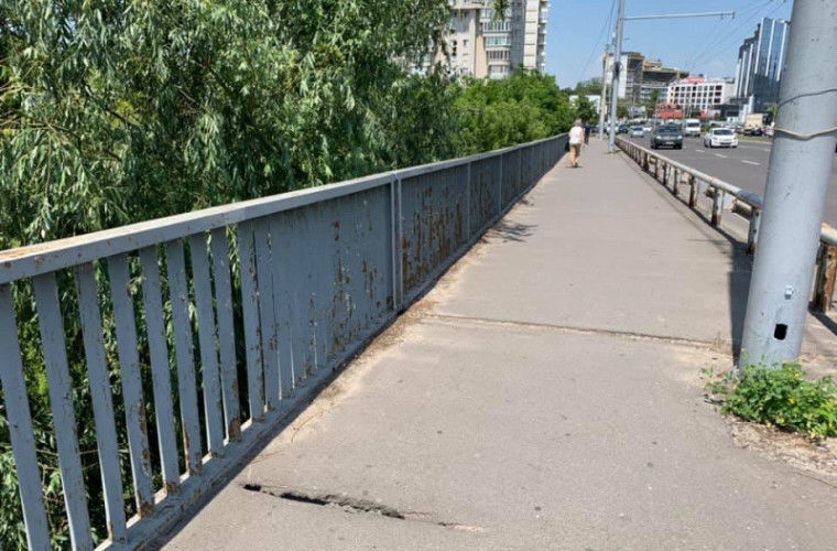 В столице разрушается еще один мост.