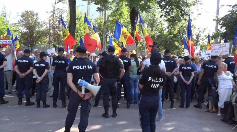 Oficial: Trei polițiști au avut de suferit la protestul opoziției