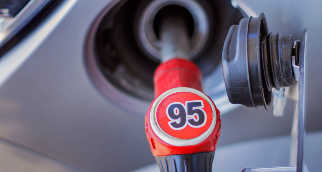 Как перейти на 95 бензин. Бензин аи-100. Бензоколонка аи 92. Приколы про бензин. Что смешивается с бензином.