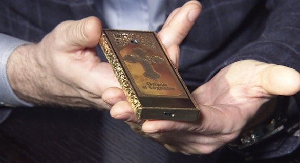 Telefonul este dotat cu o cameră “performantă” de 3 megapixeli şi are o memorie de 32 GB. 