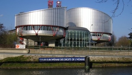 Bărbatul s-a plâns la CEDO și pentru că a fost împiedicat să aibă întrevederi confidenţiale cu avocatul său în timpul detenţiei.