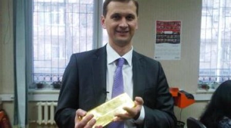 Денежные власти не прекращают копить золото и валюту.