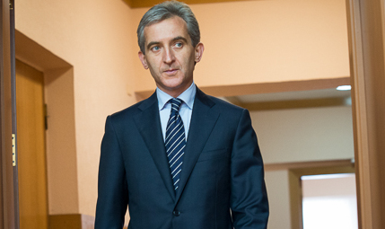 Noul premier a spus totuşi că echipa sa este incompletă şi că mai caută un consilier care i-ar asigura comunicarea cu instituţiile de forţă.