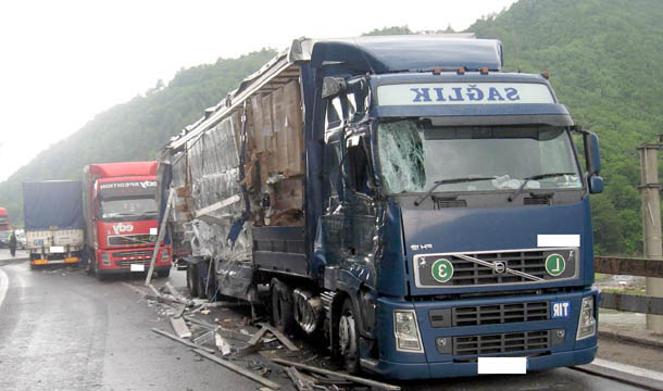 Pentru că nu era bine semnalizat, şoferul moldovean nu l-a văzut şi a intrat cu autocamionul în el.