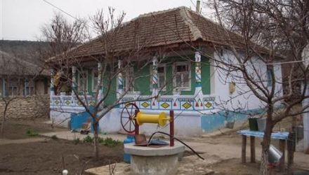La Bălăbăneşti, pe malul Nistrului, moş Dumitru vorbea despre pensia sa, pe care i-a mărit-o Snegur, apoi Voronin,