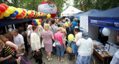 В ночь с пятницы на субботу, из сквера Театра оперы и балета исчезли столы и стулья, несмотря на то, что территорию патрулировала полиция. 