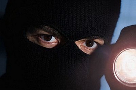 Четверо неизвестных в масках, вооруженные автоматом и холодным оружием, ворвались в дом местного Степана Плэмэдялэ.