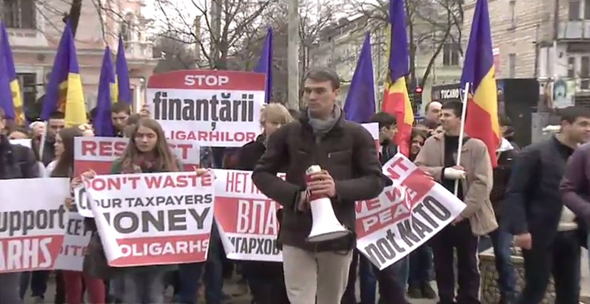 ПСРМ и рядовые граждане приняли участие в протестных флэшмобах у посольств Румынии и США.