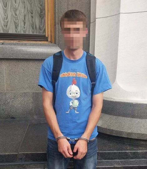 В Киеве мужчину задержали при нанесении нецензурной надписи на здание Рады.
