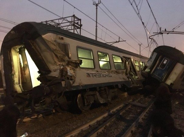 Un tren de pasageri de pe ruta New York-Miami s-a ciocnit cu un marfar. 