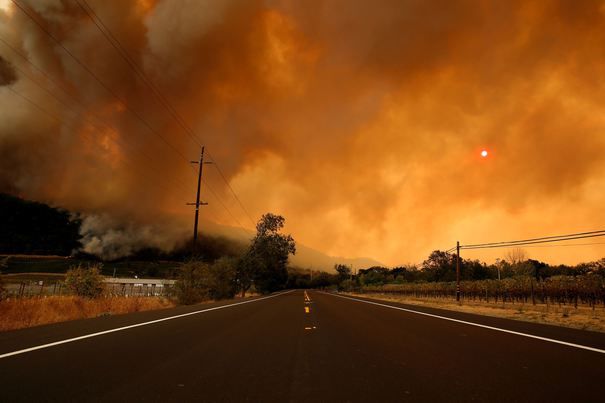 Peste 27.000 de oameni au fost evacuaţi din sudul Californiei, în urma unor incendii de vegetaţie.