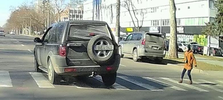 В Кишиневе ребенок чудом не пострадал под колесами автомобиля.