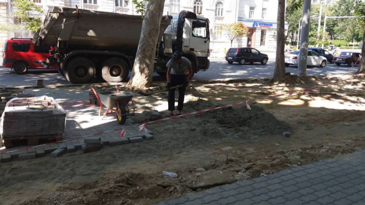 Unde va ajunge pavajul scos de pe străzile reabilitate din Capitală. Foto: agora.md