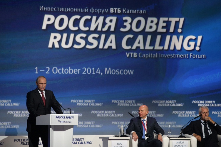 Президент России Владимир Путин предложил следить за его мимикой.