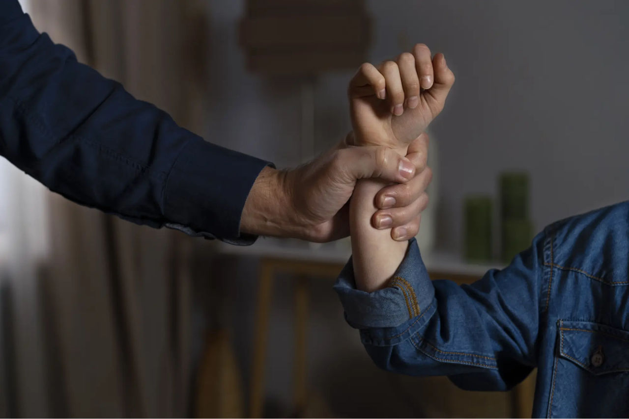 Un bărbat, amendat cu 25.000 de lei pentru hărțuirea unei adolescente.