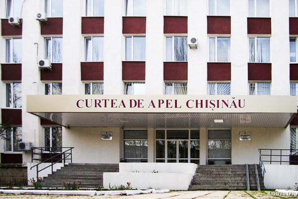 Адвокаты требуют освободить их подзащитного из-под стражи на время следствия.