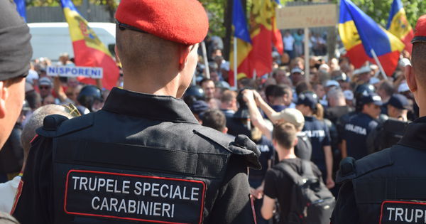 Un funcționar al MAI, reţinut pentru corupţie