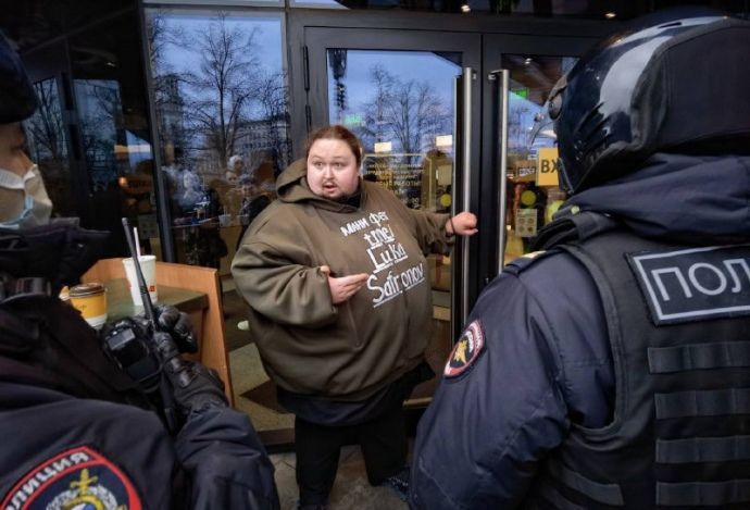 Россияне заполонили McDonald's в Москве в последний день работы заведения.