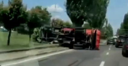 На Чеканах машина  "Autosalubritate" опрокинулась на бок.
