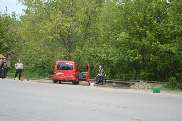 Мыть машины в реке - дурной тон.