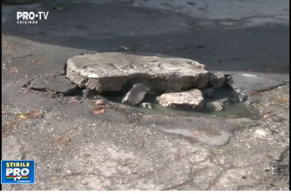 O stradă de la Buiucani, inundată cu fecale. 