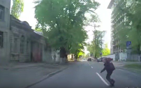 По сообщению очевидца аварии, ребенок отделался легкими ушибами.