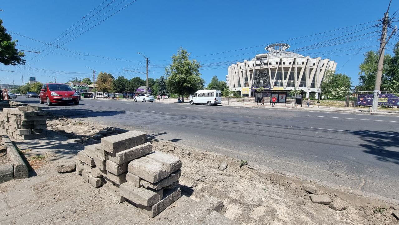 В Кишиневе начался ремонт бульвара Ренаштерий.