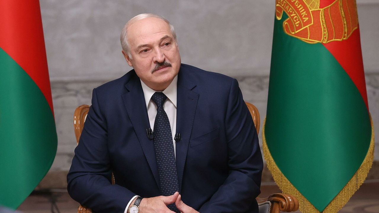 Президент Белоруссии Александр Лукашенко заявил, что не собирается отдавать власть.