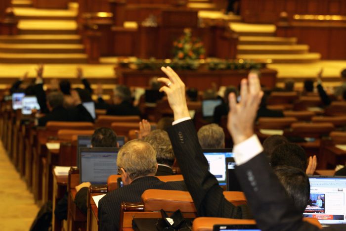 Două grupuri de lucru formate din cîte nouă deputați vor elabora proiectele de lege privind noul statut al municipiilor Chişinău şi Bălţi.