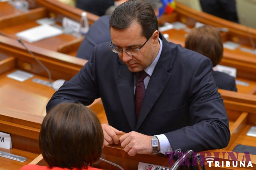 Aceştia îi reproşează lui Valeriu Streleţ detașarea de atribuțiile constituționaleși îl suspectează de implicare în acte de corupţie.