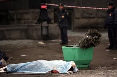 От взрывов пострадали более сотни человек.