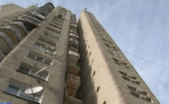 Медики констатировали у молодого человека серьезные повреждения, черепно-мозговую травму и переломы.