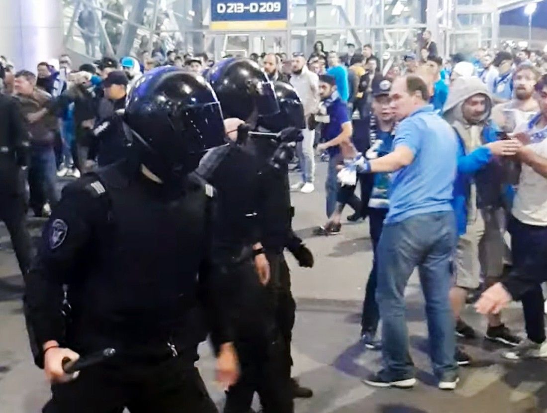Опубликовано видео драки фанатов «Зенита» с омоновцами.