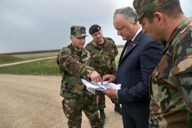 Президент посетит авиационную и техническую базу хранения оружия и военного имущества во Флорештах.