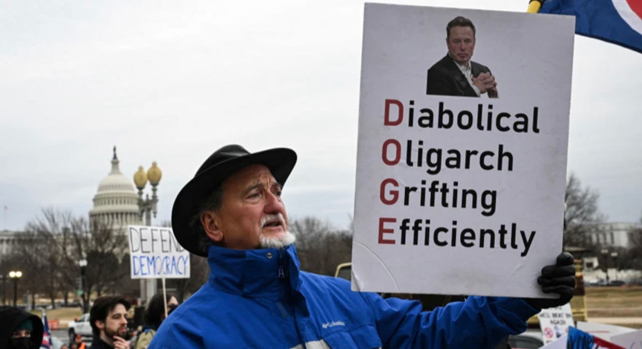 Un val de demiteri în rândul oficialilor a avut loc în SUA la ordinul lui Trump și Musk.