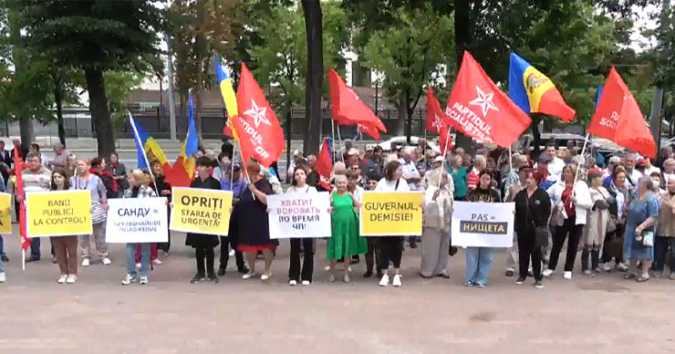 ПСРМ протестует возле здания парламента и требует отставки правительства.