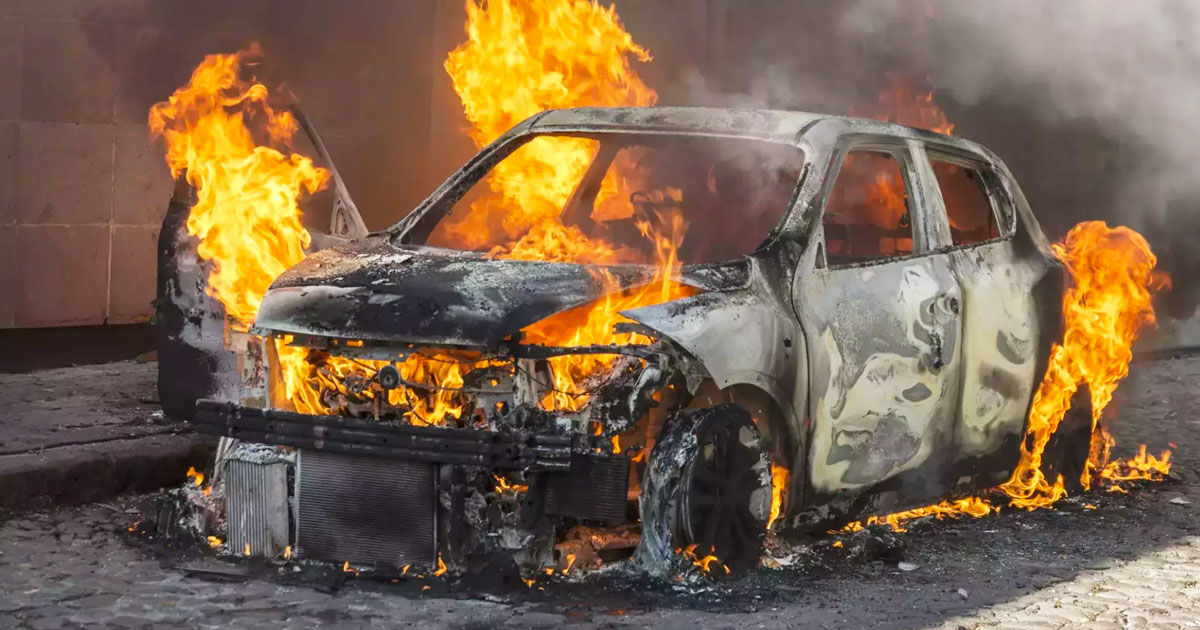 O mașină a Poliției, incendiată intenționat la Călărași.