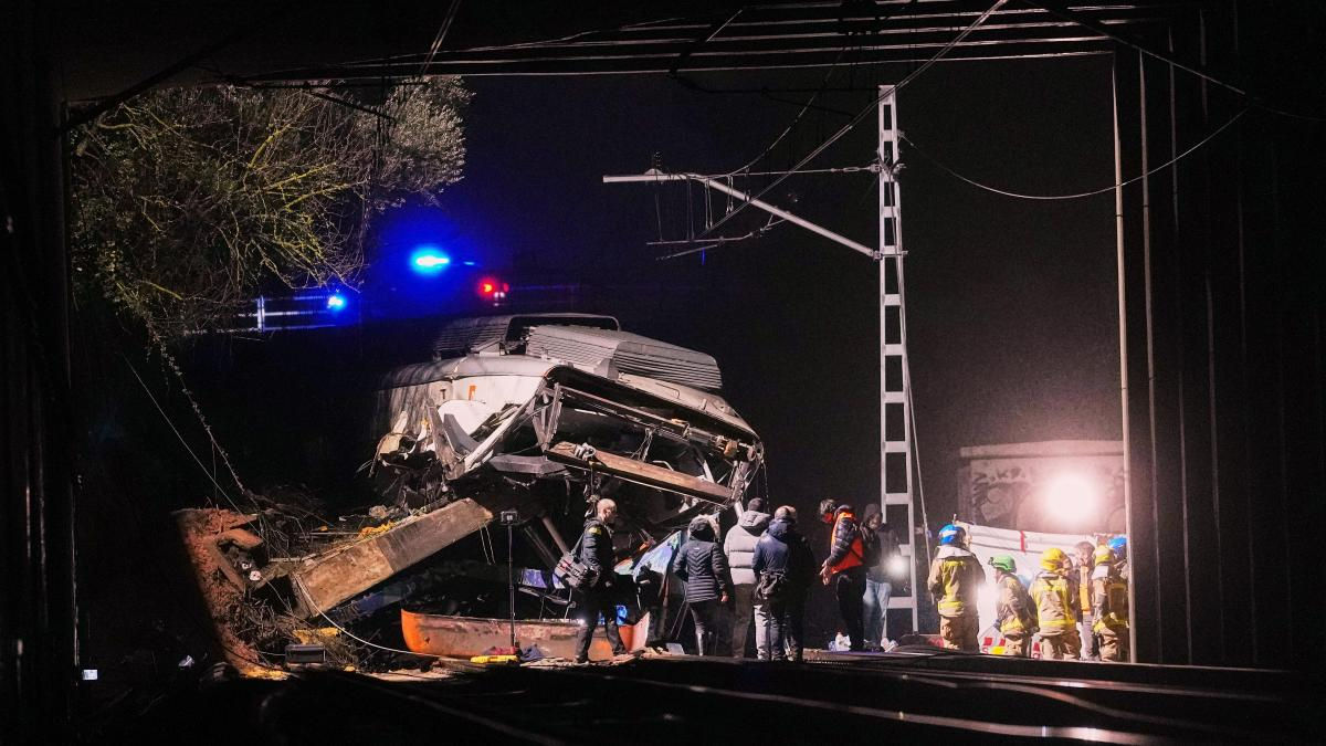 Un alt tren a deraiat în Spania: Un mecanic a murit și aproape 40 de persoane au fost rănite.
