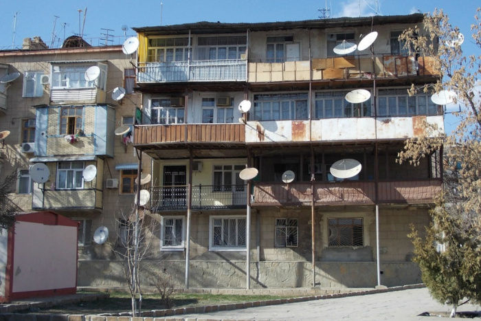 Пенсионер упал  с балкона 4-го этажа.